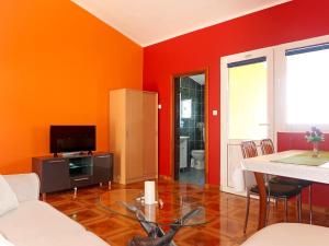 TV a/nebo společenská místnost v ubytování Apartment Daniel-2 by Interhome