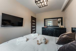Postel nebo postele na pokoji v ubytování Ostoja Zaskalskie Apartament RUBIN 52 m2 + 24 fotografií