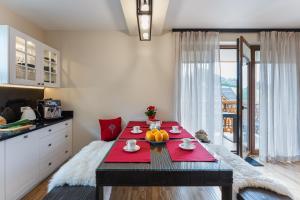 Kuchyň nebo kuchyňský kout v ubytování Ostoja Zaskalskie Apartament RUBIN 52 m2