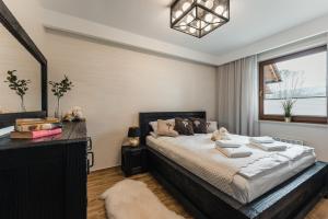 Postel nebo postele na pokoji v ubytování Ostoja Zaskalskie Apartament RUBIN 52 m2