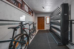 Jízda na kole v ubytování Ostoja Zaskalskie Apartament RUBIN 52 m2 nebo okolí