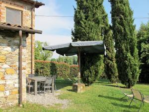 Sant' AlessioにあるHoliday Home Giuseppe by Interhomeの庭の傘下のテーブルと椅子