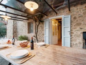 San Martino in Freddana的住宿－Holiday Home Noce by Interhome，一张木桌,上面放有盘子和酒杯