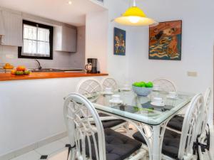 een keuken en eetkamer met een glazen tafel en stoelen bij Apartment Ducado Golf CII by Interhome in Pals