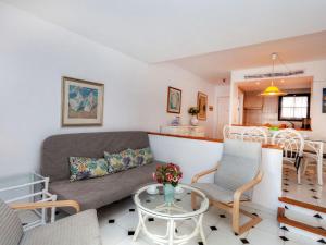 een woonkamer met een bank, stoelen en een tafel bij Apartment Ducado Golf CII by Interhome in Pals