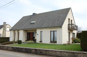 une maison blanche avec un toit noir dans l'établissement B&B Des Bois Sans Nombre, à Paliseul