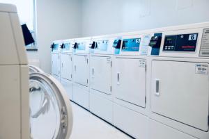una fila de lavadoras blancas en una habitación en Residence & Conference Centre - North Bay en North Bay