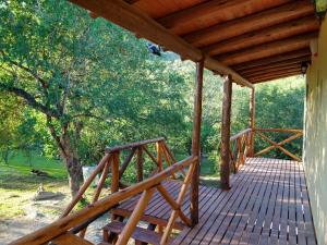een houten veranda van een hut met een houten brug bij El diquecito monoambiente in Casa Bamba