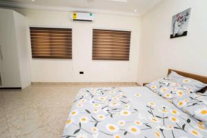 Katil atau katil-katil dalam bilik di Luxurious 1 & 2 Bed Apartment at RealShala Homes, Adjiringanor - East Legon
