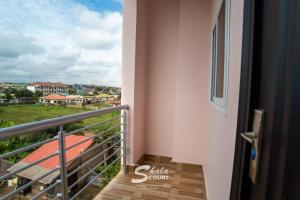 Balkoni atau teres di Luxurious 1 & 2 Bed Apartment at RealShala Homes, Adjiringanor - East Legon