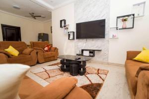 Televisyen dan/atau pusat hiburan di Luxurious 1 & 2 Bed Apartment at RealShala Homes, Adjiringanor - East Legon