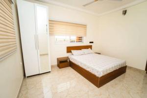 Katil atau katil-katil dalam bilik di Luxurious 1 & 2 Bed Apartment at RealShala Homes, Adjiringanor - East Legon