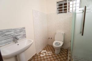 Bilik mandi di Luxurious 1 & 2 Bed Apartment at RealShala Homes, Adjiringanor - East Legon