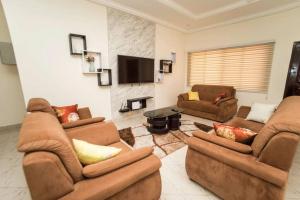 Ruang duduk di Luxurious 1 & 2 Bed Apartment at RealShala Homes, Adjiringanor - East Legon