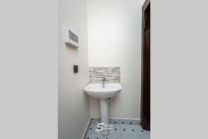 Bilik mandi di Luxurious 1 & 2 Bed Apartment at RealShala Homes, Adjiringanor - East Legon