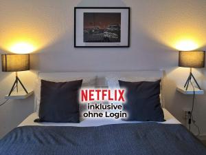 a bedroom with a bed with a netflix inclusive onion login pillow at Landlust Hotel in Gransee