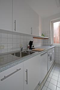 A kitchen or kitchenette at Hellinghaus FeWo 3 Strandläufer