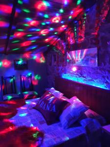 um quarto com uma cama com luzes em La Cabaña Romantica de Llano em Valência de Alcântara