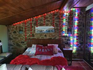 um quarto com uma cama com luzes de Natal na parede em La Cabaña Romantica de Llano em Valência de Alcântara