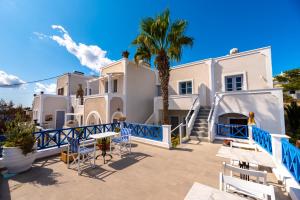 Rõdu või terrass majutusasutuses Hotel Thira