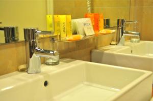 A bathroom at Holland House Beach Hotel