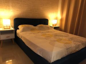 een bed in een kamer met twee nachtkastjes en twee lampen bij Almadrava Beach in Roses