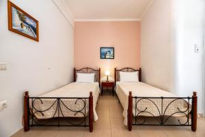 Ένα ή περισσότερα κρεβάτια σε δωμάτιο στο Hotel Thira