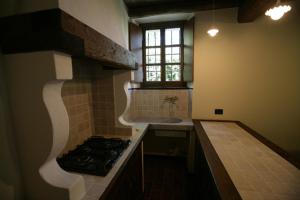 kuchnia z kuchenką, umywalką i oknem w obiekcie Affittacamere Dall'Acquarone w mieście Masone