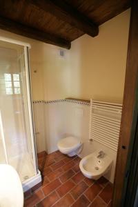 ein Bad mit einem WC und einem Waschbecken in der Unterkunft Affittacamere Dall'Acquarone in Masone