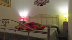 - une chambre avec un lit en bois et une lampe rouge dans l'établissement Casita GioJa, à Gasponi