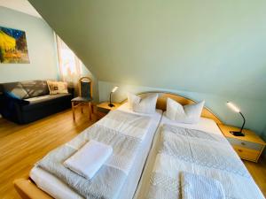 オストゼーバート・カールスハーゲンにあるDünenresidenz Heideweg 7aのベッドルーム1室(ベッド2台付)、リビングルームが備わります。
