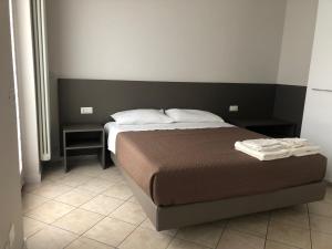 a bedroom with a bed and two at Monolocale Campo Romano in Schio