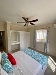 Ένα ή περισσότερα κρεβάτια σε δωμάτιο στο Ixoras Beach Apartments
