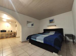 1 dormitorio con 1 cama con edredón azul y blanco en Casa Blouberg, en Gordevio