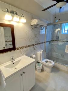 Ixoras Beach Apartments tesisinde bir banyo