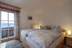 A bed or beds in a room at Pension Bauernhof Baumgartner Stanahof