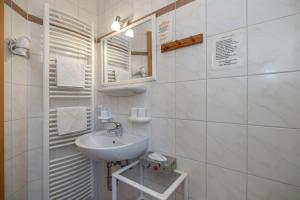 A bathroom at Pension Bauernhof Baumgartner Stanahof