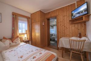 A bed or beds in a room at Pension Bauernhof Baumgartner Stanahof