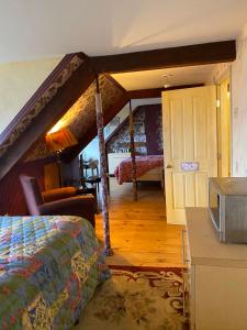 Двухъярусная кровать или двухъярусные кровати в номере Harbor House Hotel by Umaniii in Jonesport Maine