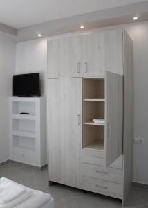 um armário branco num quarto com uma televisão em Apartment Ori em Drama