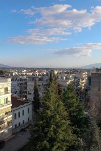 vistas a una ciudad con árboles y edificios en Apartment Ori en Dráma