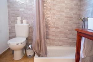 une salle de bain avec toilettes et douche dans l'établissement Casa Celia - Casitas Las Abuelas - Relax rural, à Breña Alta 31 autres photos