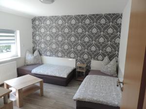 um pequeno quarto com uma cama e um sofá em sommer-zimmervermietung em Magdeburg