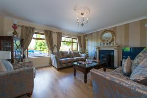 uma sala de estar com dois sofás e uma lareira em Aisleigh Guest House em Carrick on Shannon