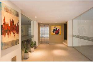 Exclusivo Loft En Recoleta Zona Clinicas Y Avenidas في بوينس آيرس: مدخل مبنى به لوحات على الجدران