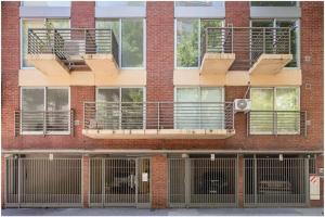 apartamentowiec z balkonami po stronie w obiekcie Exclusivo Loft En Recoleta Zona Clinicas Y Avenidas w BuenosAires