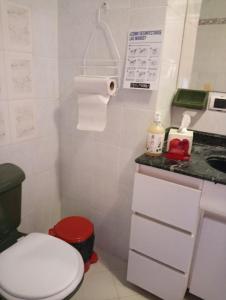 een kleine badkamer met een toilet en een wastafel bij Penthouse En El Rodadero in Santa Marta