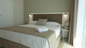 A bed or beds in a room at Apartamentos Maren