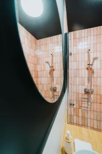 a bathroom with a sink and a mirror at Sosnowy Taras in Koszele