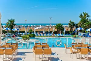 Bazén v ubytování Majestic Beach Hotel & Wellness nebo v jeho okolí